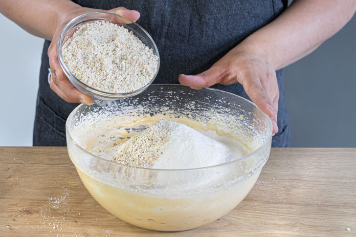 gemahlene Haselnüsse zum Teig geben