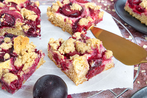 Pflaumenkuchen mit Streusel und Pudding