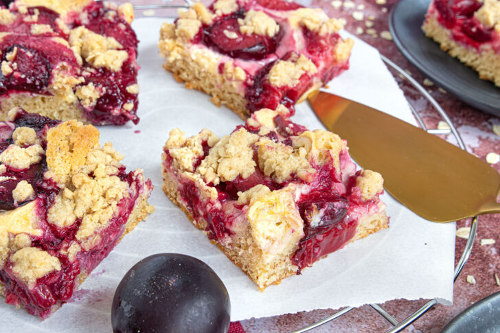 Pflaumenkuchen mit Streusel und Pudding
