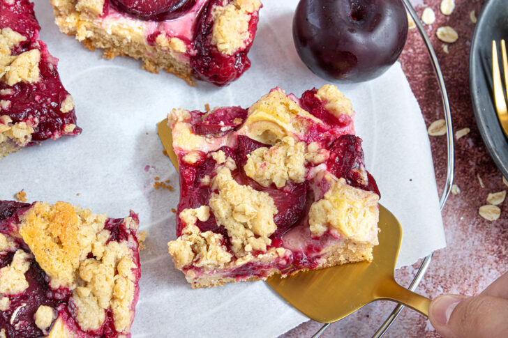Pflaumenkuchen mit Streusel und Pudding