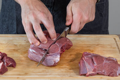 Rehkeule in Steaks schneiden