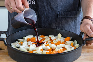 Rotwein hinzugeben