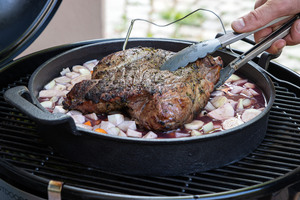 Grillschale mit Gemüse auf Grill platzieren