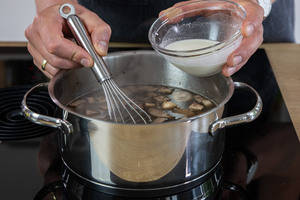 Mit in kaltem Wasser aufgelöster Stärke binden