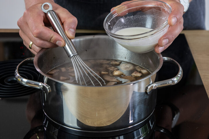 Mit in kaltem Wasser aufgelöster Stärke binden