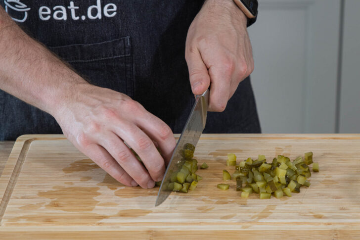 Für die Remoulade Gurken würfeln
