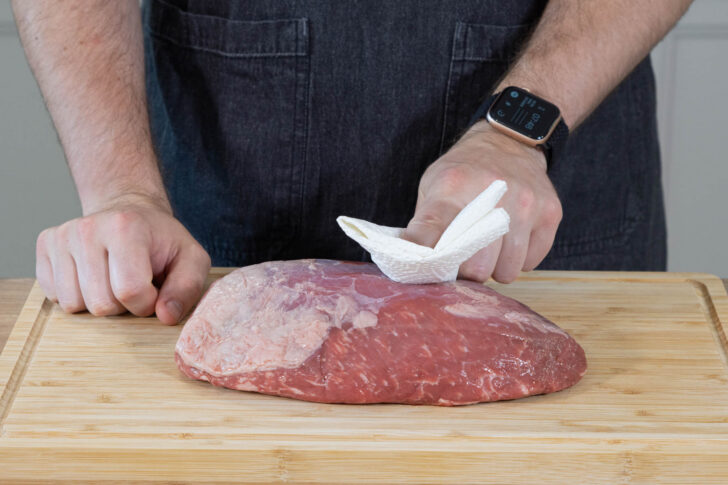 Rinderbraten abtupfen