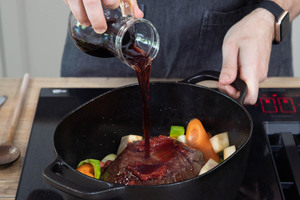 Rinderschmorbraten mit Rotwein ablöschen