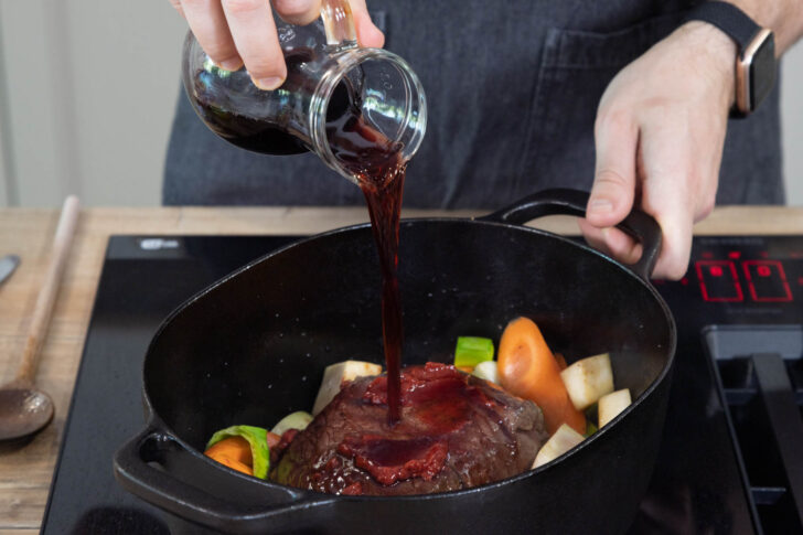 Rinderschmorbraten mit Rotwein ablöschen
