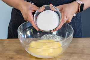 Zucker in eine Schüssel geben