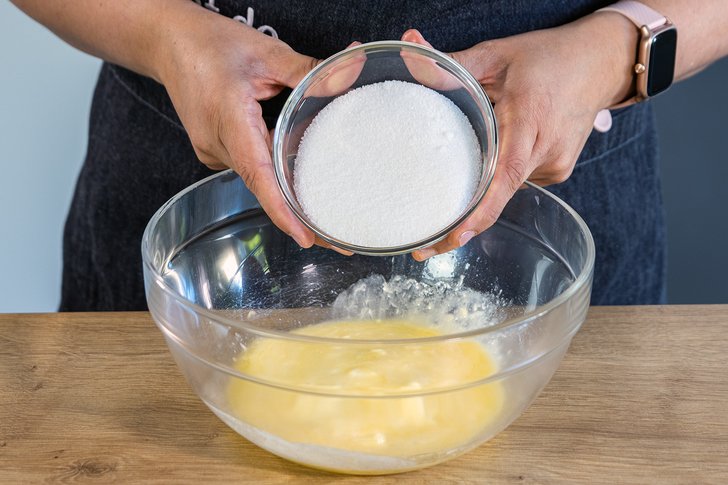 Zucker in eine Schüssel geben