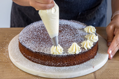 Kuchen mit Sahne dekorieren