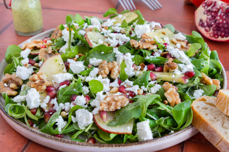 Salat mit Granatapfel und Feta