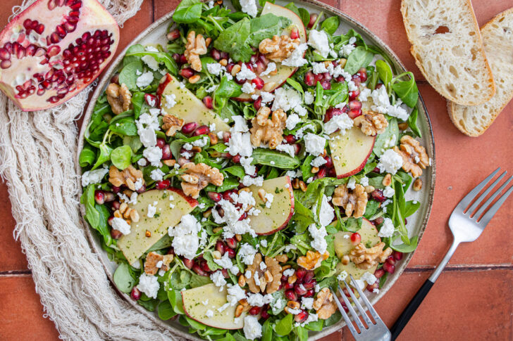 Salat mit Granatapfel und Feta