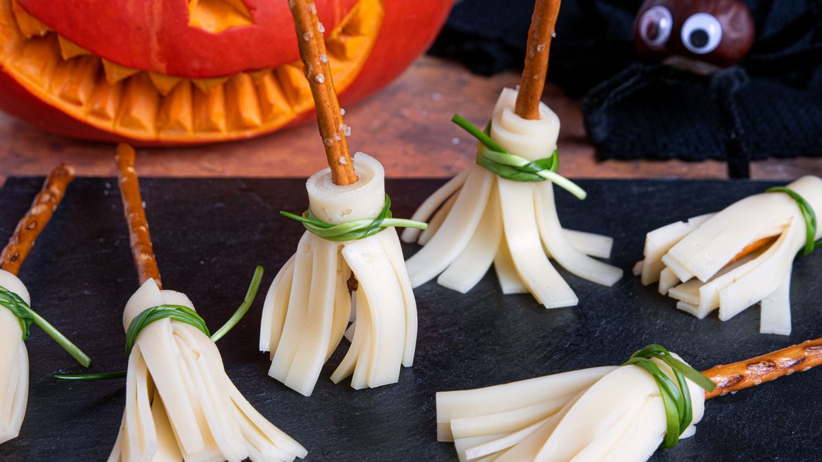 Salzstangen-Käse-Besen: Schneller Halloween-Snack