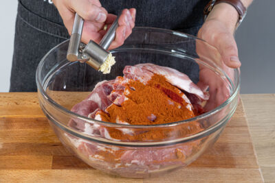Knoblauch zum Schweinenacken pressen
