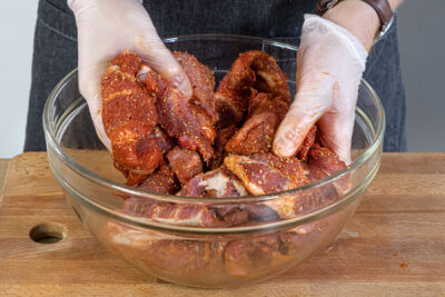 Fleisch mit dem Rub marinieren