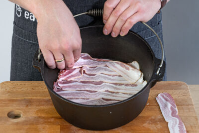 Topfboden mit Bacon auslegen