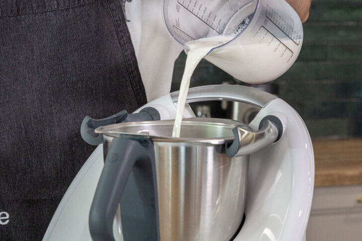 Milch dazugießen