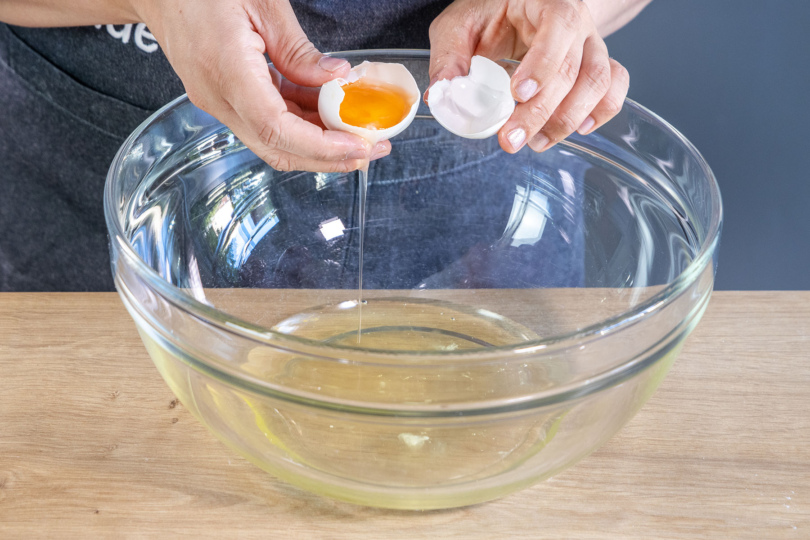 Eier für die schnelle Torte zur Einschulung trennen