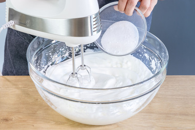 Zucker zum Eischnee geben