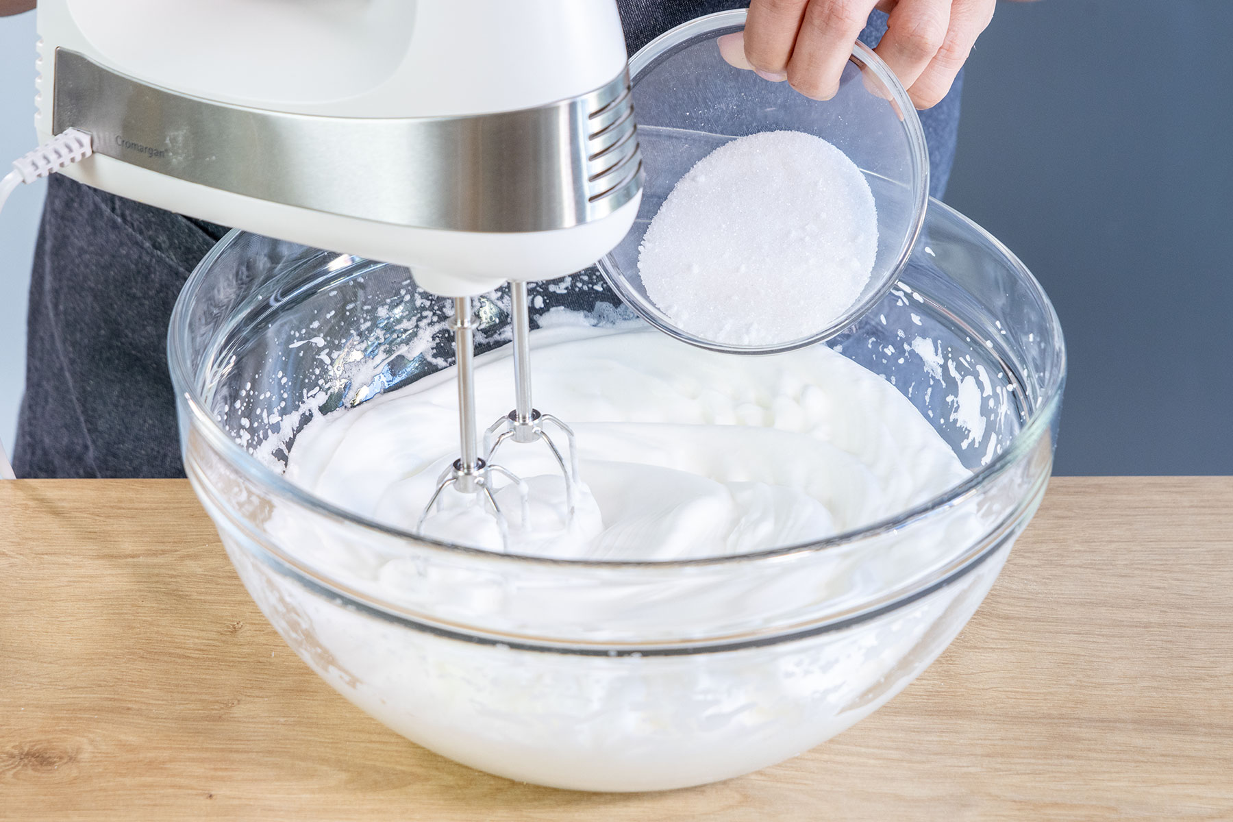 Zucker zum Eischnee geben