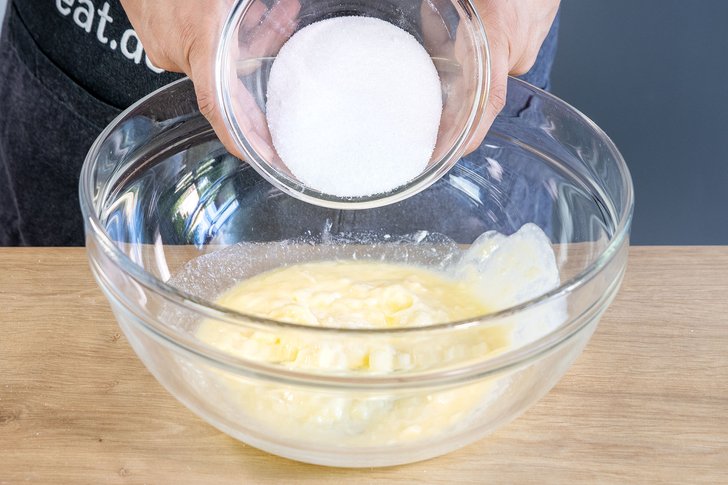 Zucker zur Butter geben