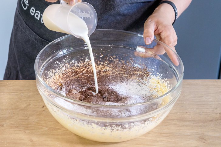 Milch in die Schüssel gießen