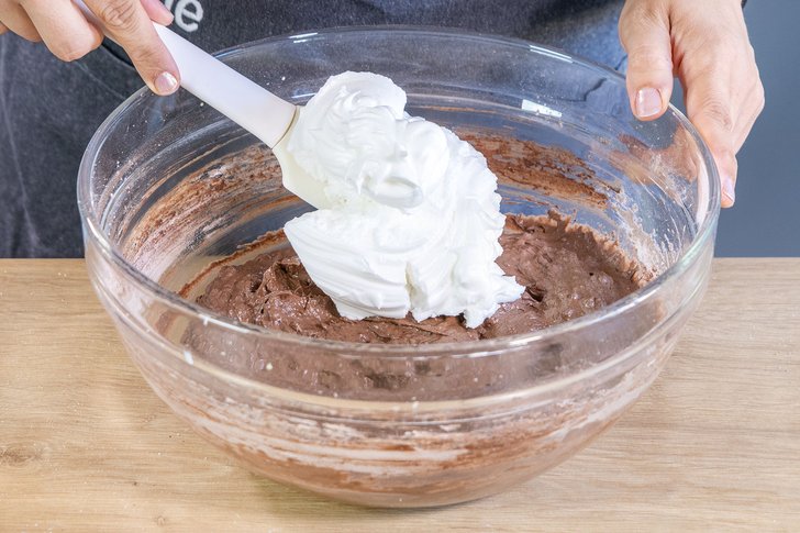 Eischnee unter die Schokomasse heben