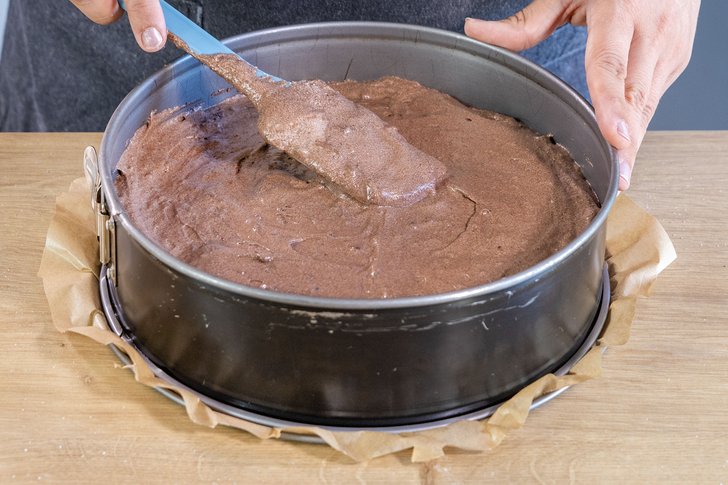 Teig für die Böden der schnellen Torte zum Schulanfang in die Form füllen