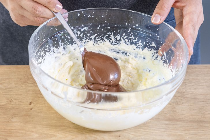 Nuss-Nougat-Creme zur steifgeschlagenen Sahne geben