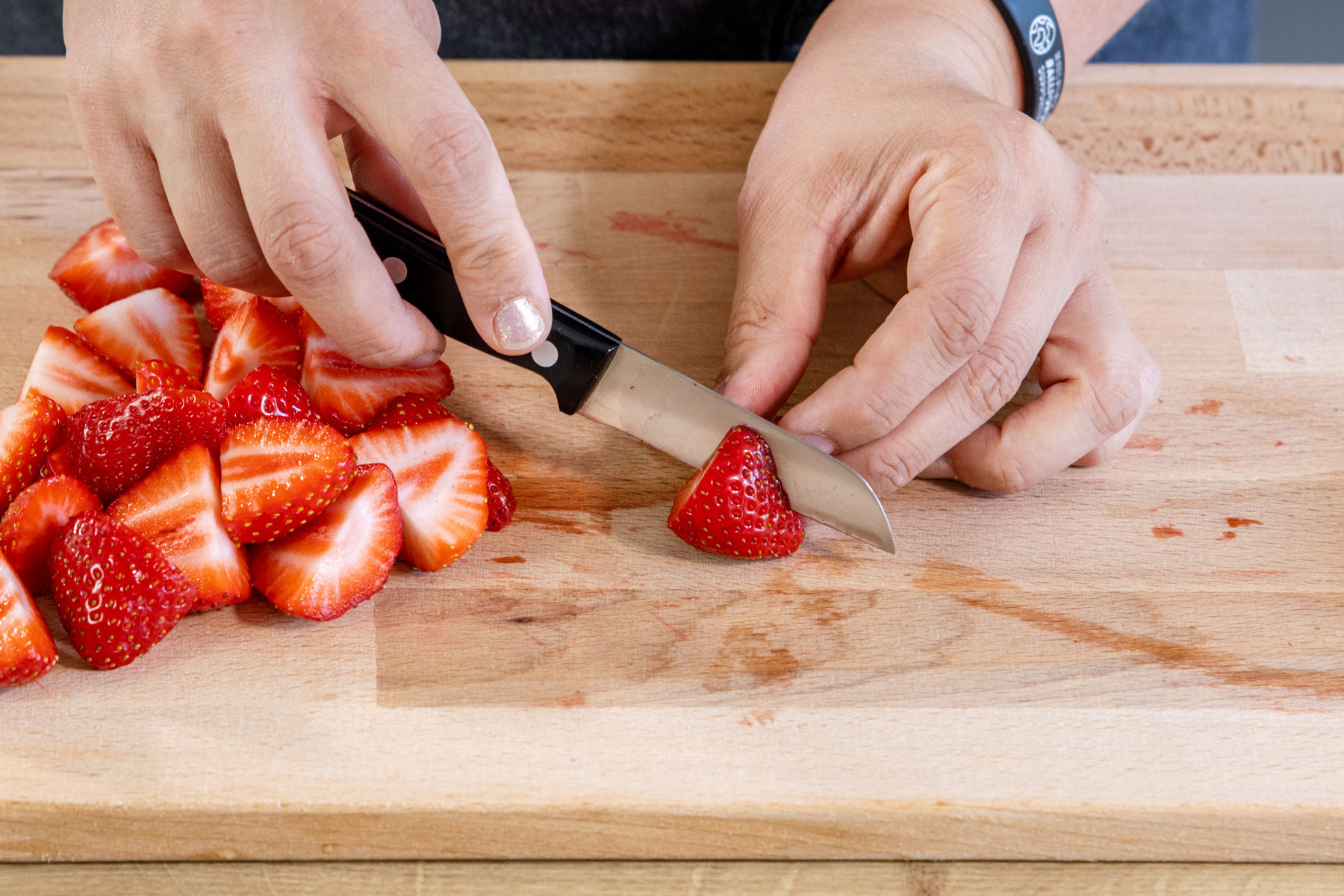 Erdbeeren putzen und halbieren