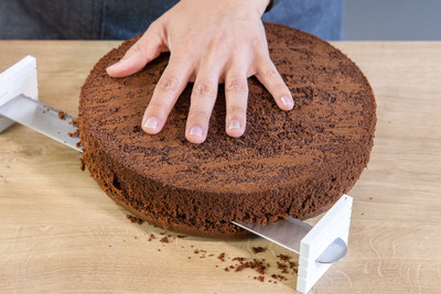 Boden für die schnelle Torte zur Einschulung zweimal waagerecht durchschneiden