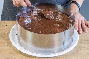 dunkle Creme auf dem zweiten Boden verteilen