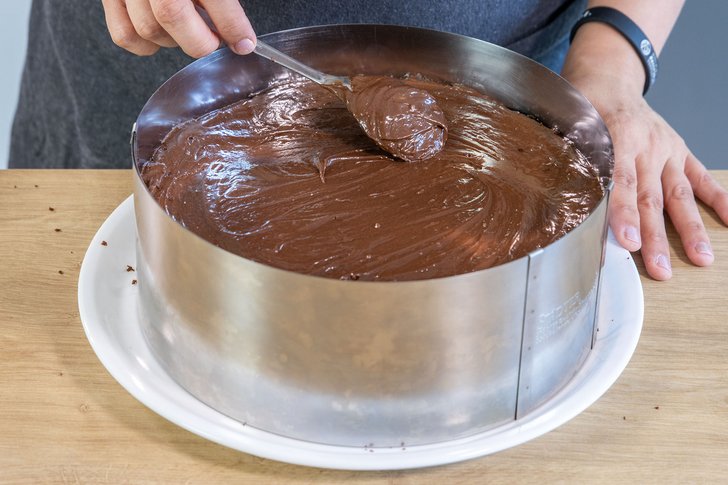 dunkle Creme auf dem zweiten Boden verteilen