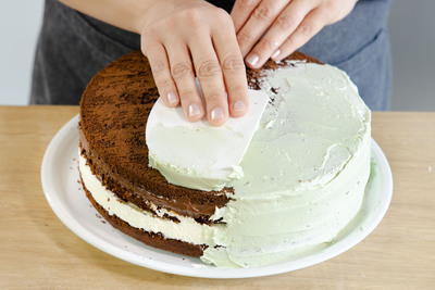 Schnelle Torte zur Einschulung mit der Buttercreme einstreichen