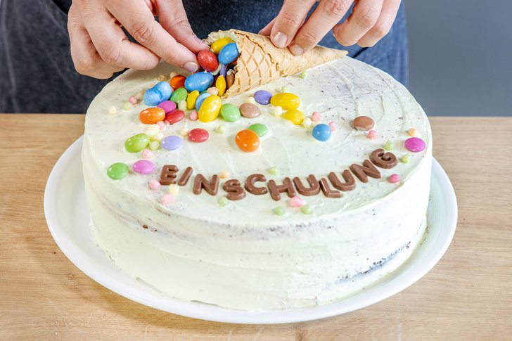 Eistüte mit Süßigkeiten füllen