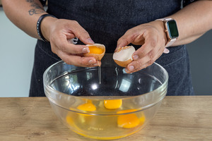 Eier aufschlagen
