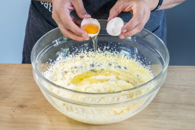 Eier einzeln mit in die Schüssel geben