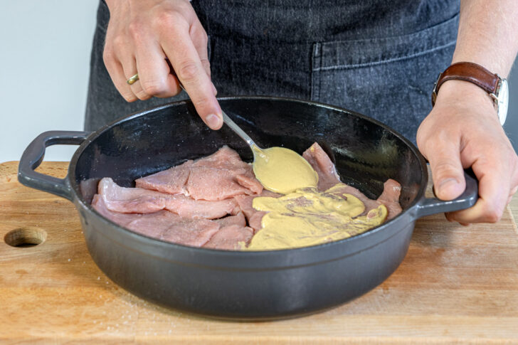 Senf auf dem Fleisch verteilen
