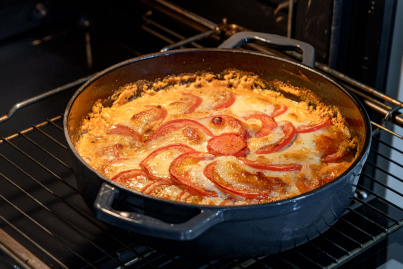 Schnitzelpfanne mit Tomate und Mozzarella im Backofen