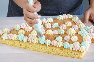 bunte Tupfen auf den Boden spritzen