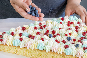 Beeren auf der Creme verteilen