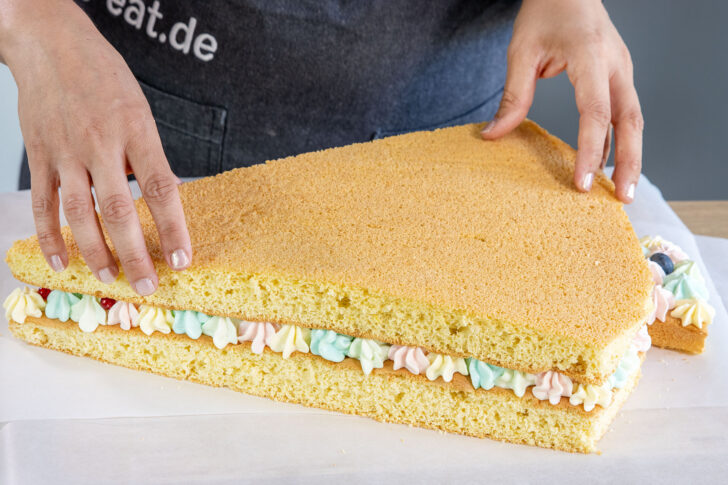 oberen Boden vorsichtig darauflegen