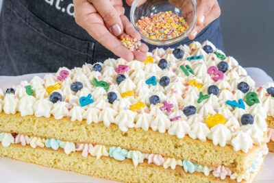 Schultüte im Letter Cake Design mit Streusel, Beeren u. Ä. dekorieren