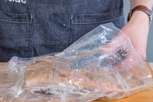Fleisch aus dem Sous-Vide-Beutel nehmen