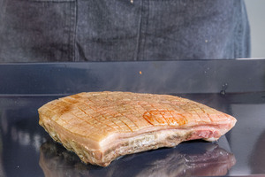 Schweinebauch auf ein Backblech legen