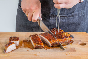 Knuspriger Schweinebauch schneiden
