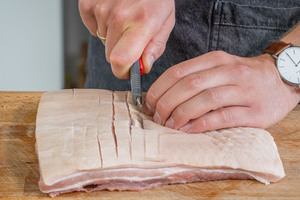 Schweinebauch einschneiden