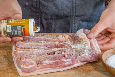 Schweinebauch würzen
